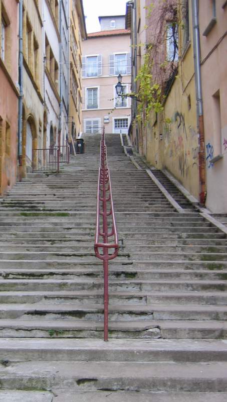 Escaleras subiendo en la colina de Fourvière.
