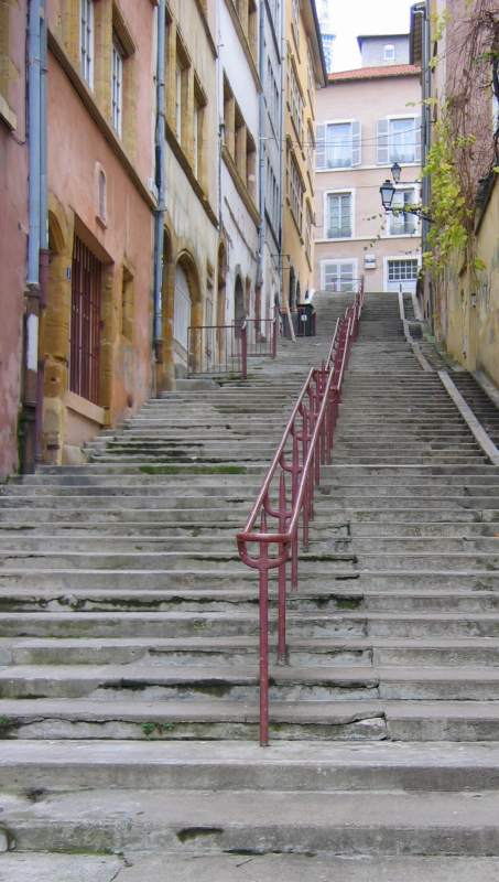 Escaleras subiendo en la colina de Fourvière.